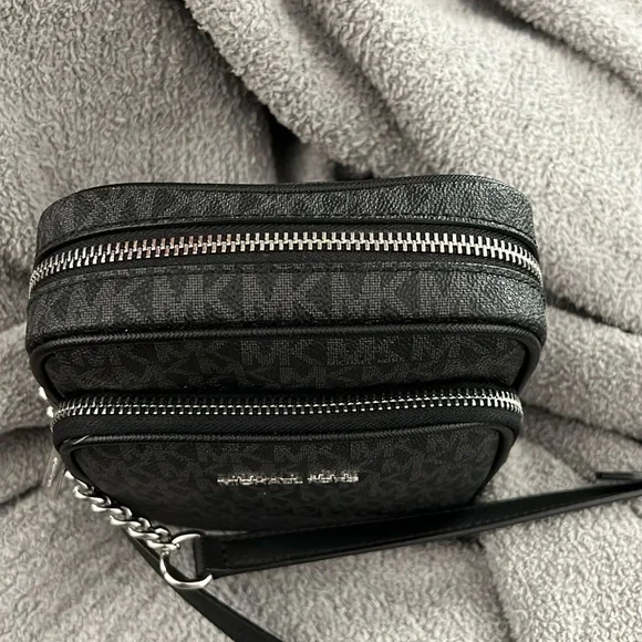 Michael Kors Jet Set Travel Medium Logo Crossbody Bag - Picture 5 of 8